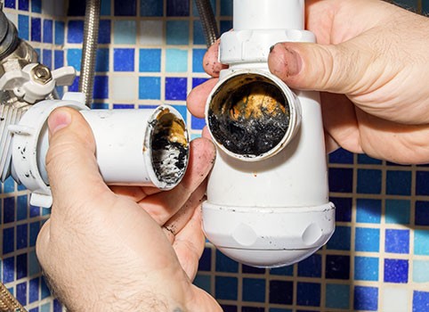Verstopfte Rohrleitung wird professionell gereinigt – Sanitärnotdienst NHS München 24h sofort erreichbar